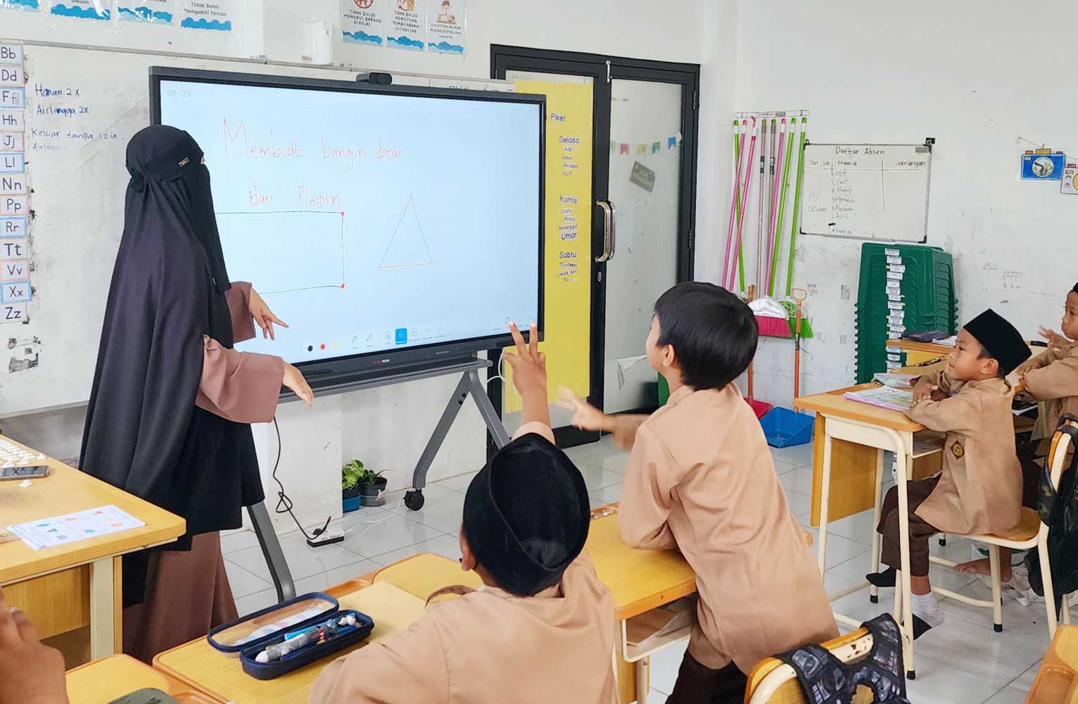 Kegiatan belajar mengajar menggunakan interactive panel SDITQ Kegiatan belajar mengajar menggunakan interactive panel SDITQ